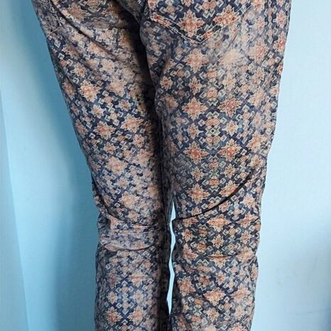 Please jeans used with floral print and leather emblem
