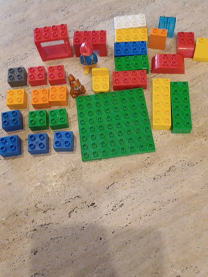 Lego Duplo set with 30 pieces like new, includes base figure and squirrel