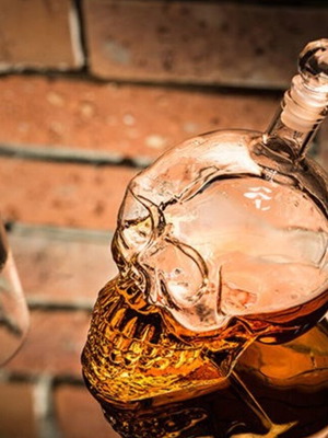 Glass decanter 1000ml rustic style with skull design