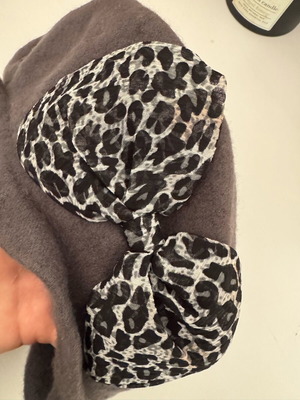 Uterque hat and beret set with bow like new