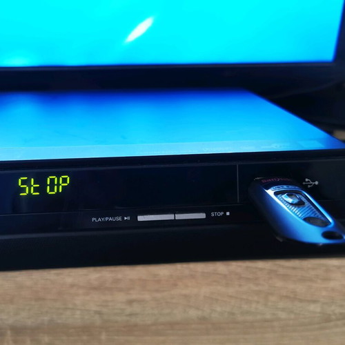 Phillips DVP-3260 DVD USB Player used with 2 free movies