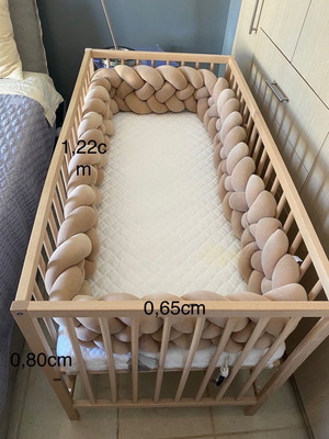 Baby cot like new with bamboo mattress and washable cover