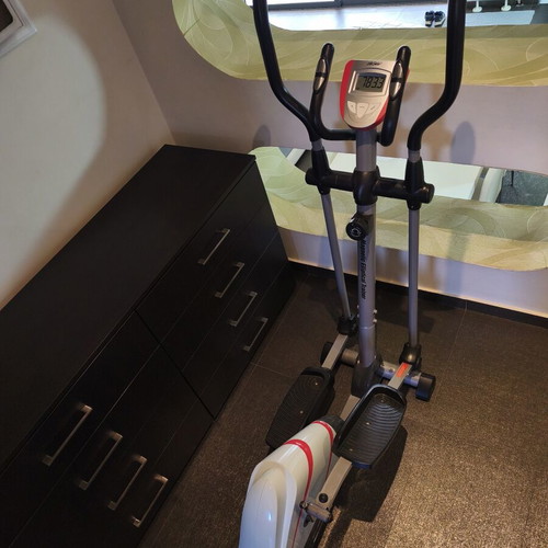 Elliptical machine like new with 783 km usage