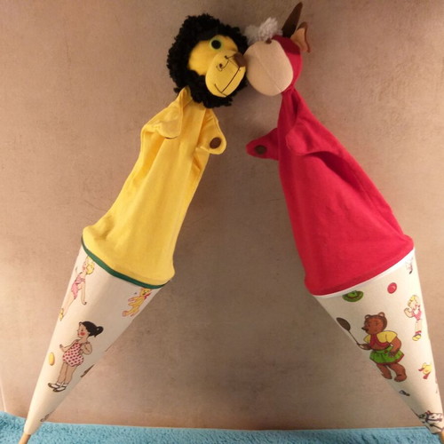 Pop-up lion and cow puppets in cone shape, set of 2