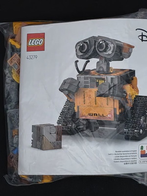 Lego Disney Wall-E and Eva set