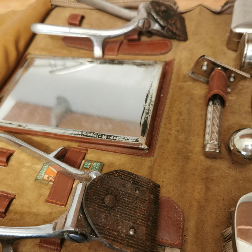 Vintage shaving set used with leather case