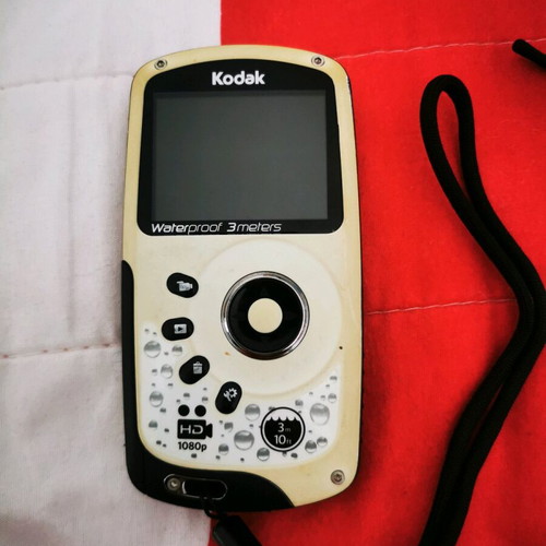 Kodak Playsport Full HD video camera like new with card and case