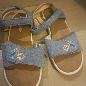 toms πέδιλα νούμερο 28,5