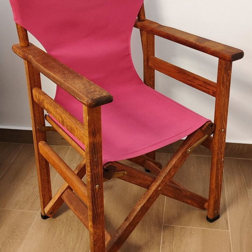 Wooden folding director's chair with fuchsia fabric