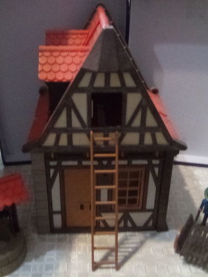 Playmobil средновековна къща употребявана с фигура на фермер