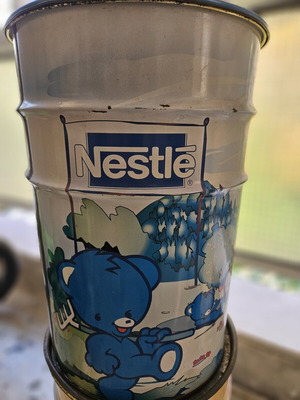 Vintage μεταλλικός τενεκές Nestlé με μπλε αρκουδάκι μεταχειρισμένος, retro 80s/90s
