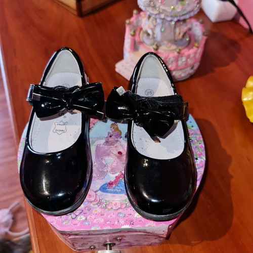 Ballerina shoes black patent size 25 like new, removable bows