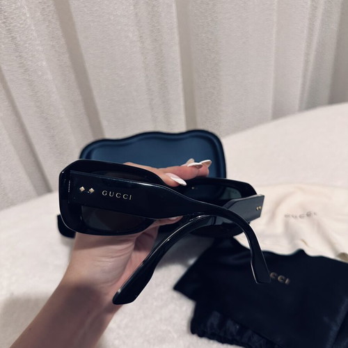 Gucci sunglasses like new, black and gold