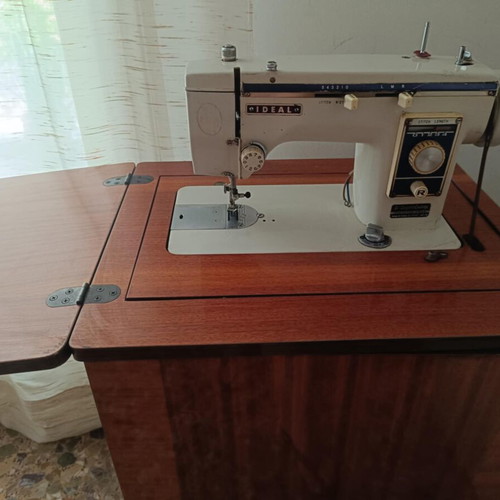 Sewing machine with cabinet like new
