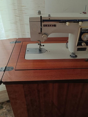 Sewing machine with cabinet like new