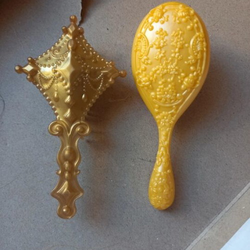 Vintage Barbie brushes like new