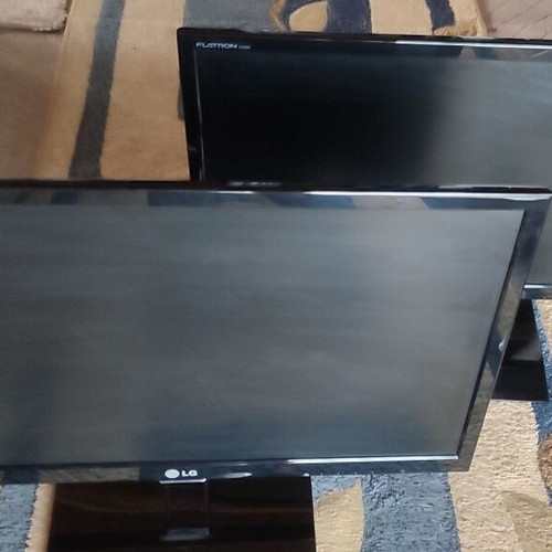 LG Flatron E2260S PN monitors like new, set of two