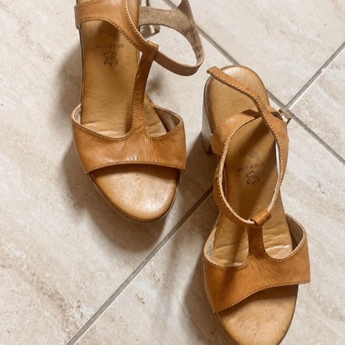 Leather camel sandals with block heel, made in Spain