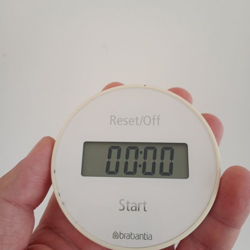 Digital kitchen timer used with magnet