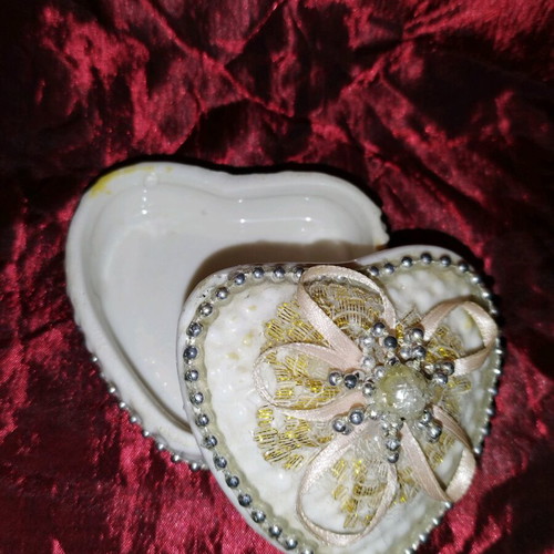 Vintage ceramic heart jewelry box used, white