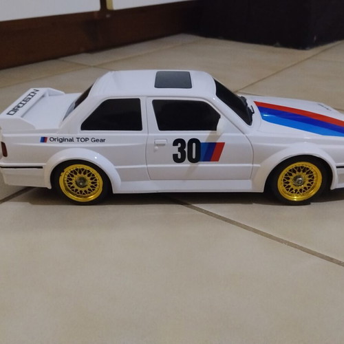 Electric toy car with drift and on-road wheels