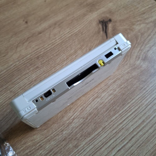 Nintendo 3DS Pearl White like new with original stylus and USB cable