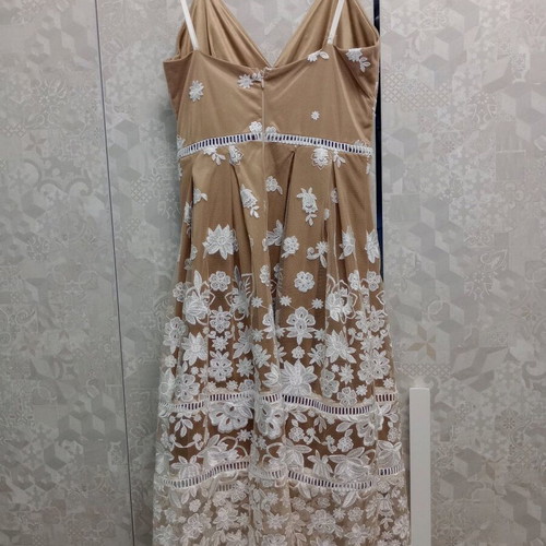 Lace dress size medium beige like new, suitable for events