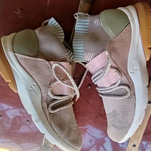 Athletic shoes like new, size 40, gray and beige