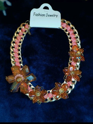 Necklace with chain and flower stones new, gold color