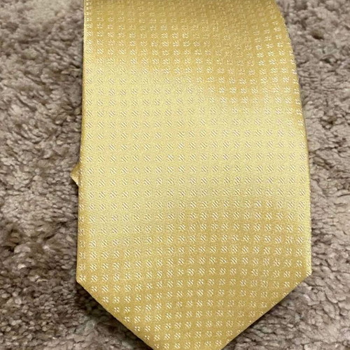 Yellow tie like new