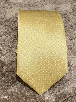Yellow tie like new