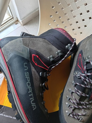 La Sportiva Nepal Trek Evo GTX hiking boots size 44, gift included