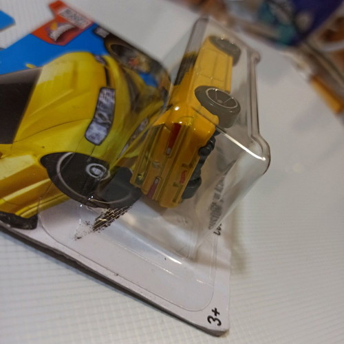 Hot Wheels Custom '01 Acura Integra GSR yellow new