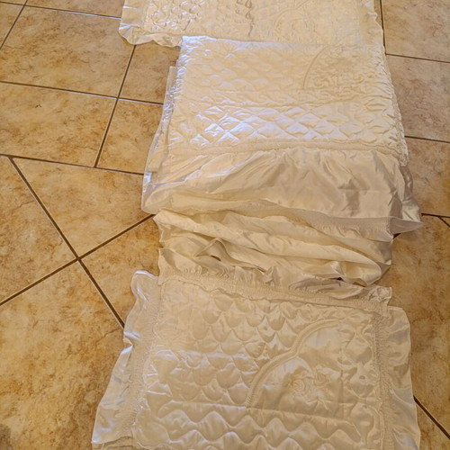 Satin quilt set of three pieces like new
