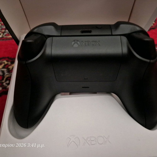 Xbox Series 500Gb like new with 2 controllers white and black