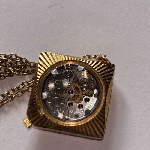 Chaika 1970 mechanical women's watch with chain and diamond-cut crystal