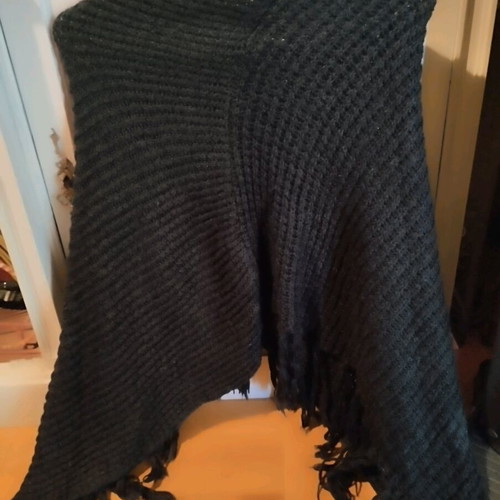 Fullah Sugah knitted poncho like new, black