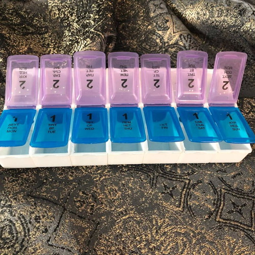 Weekly Pill Organizer like new, 14 compartments, dual-sided