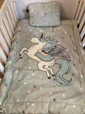 La Millou παιδικό-βρεφικό παπλωματάκι Mint Unicorn Knight με μαξιλαράκι