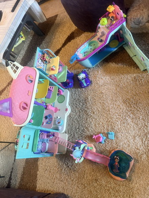 Gambia Dollhouse complete set like new with many toys