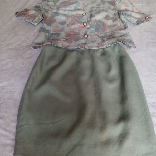 Vintage women's suit set floral blazer and skirt like new size M/L
