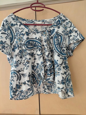 H&M crop top medium like new, white and blue paisley