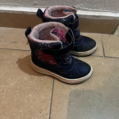 Snow boots size 26 for girl like new with fur lining