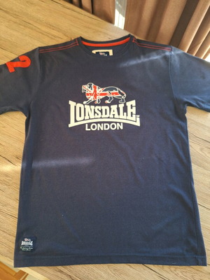 Lonsdale T-shirt with embossed print like new