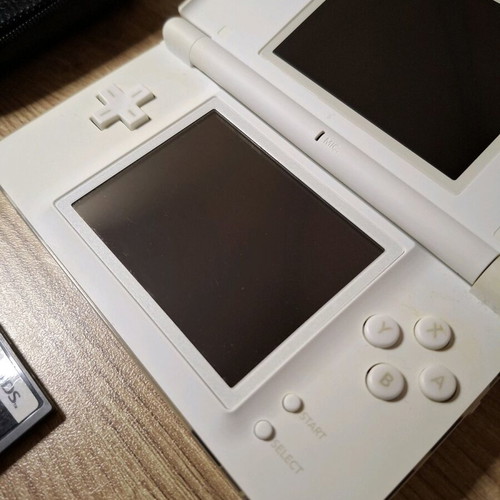Nintendo DS Lite White like new with charger and carrying case