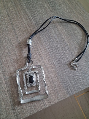 Pendant necklace like new, black and gray