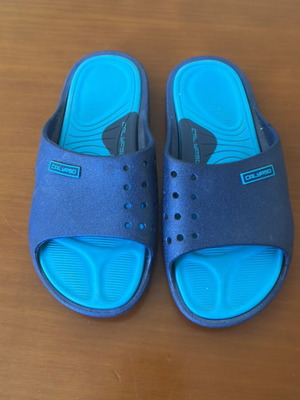 Calypso slippers like new, sizes 30-31, blue and turquoise