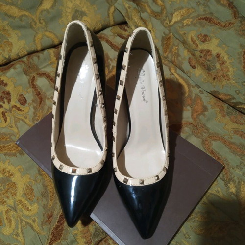 Patent leather pumps used size 39, 11 cm heel, black