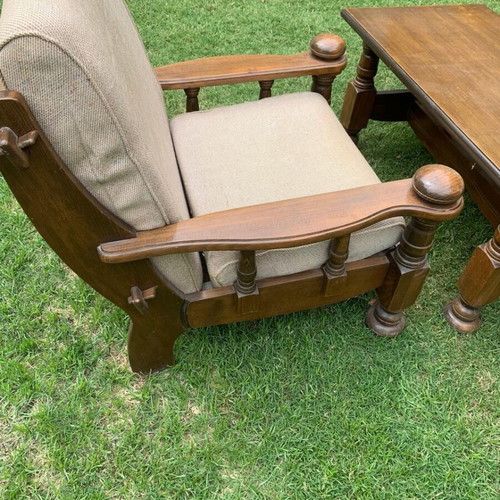 Table with two chairs like new, solid wood