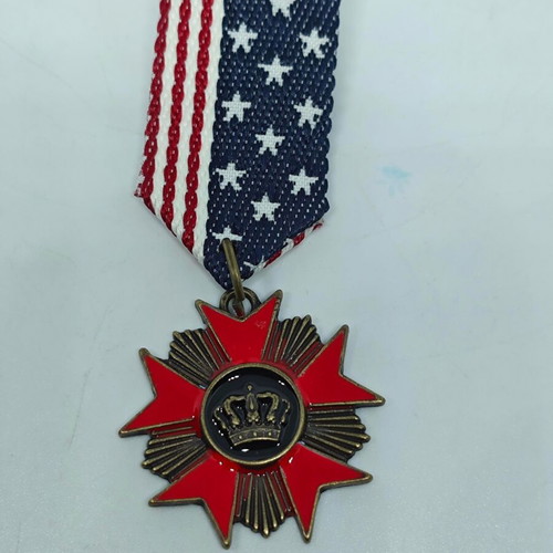 Vintage decorative medal with American flag and crown like new